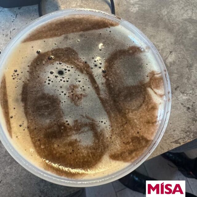 Mit dabei auf der BrauBeviale ’23 ist natürlich @coffeecolorato 🫶🏽
Wir üben aktuell noch fleißig und hatten leider nur Flaschenbier. Aber sogar auf diesem Schaum, ist das Ergebnis der Hammer. 🚀
Kommt vorbei vom 28.-30. November 2023 im Messezentrum Nürnberg, Halle 5, Stand 5-333 und schaut euch das Ergebnis live an 😍

@coffeecolorato is with us on BrauBeviale ’23 🫶🏽
We have to train for the perfect print on drink. 💪🏼
Come visit us November 28. -30. at BrauBeviale in Nuremberg, Hall 5, Stand 5-333 😃

#misasgram #misa #munich #beerart #bierkunst #braubeviale2023